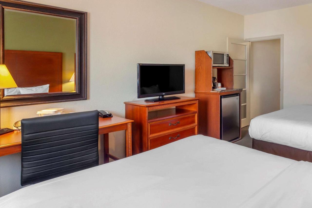 Comfort Inn & Suites Thousand Islands Harbour District Gananoque Ngoại thất bức ảnh